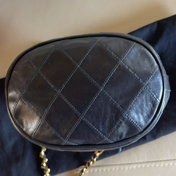 LIKE NEW CHANEL RARE MINI DIAMOND STITCH LEATHER DRAWSTRING CROSSBODY 24K GHW - Picture 15 of 17